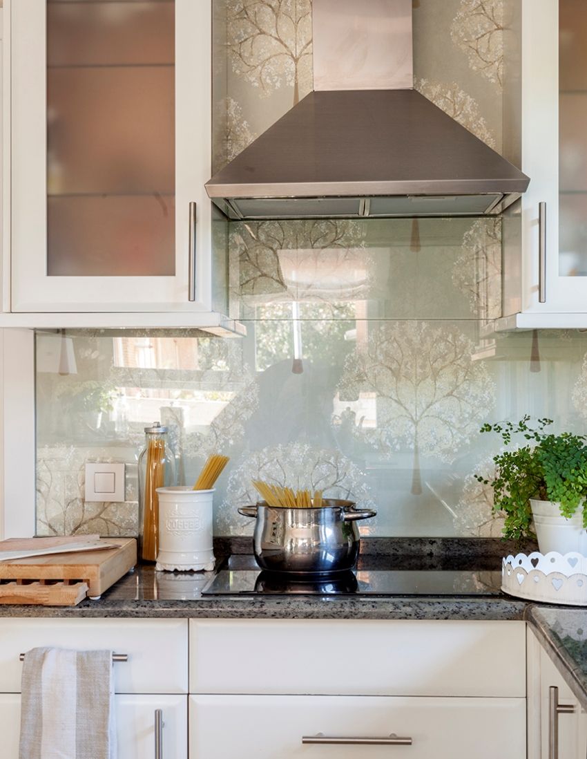 Pregača za kuhinju od stakla: kako odabrati i instalirati ploču