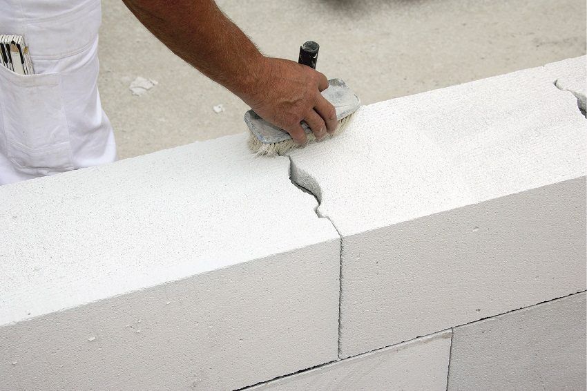 Gazirani betonski blokovi: dimenzije i cijene za komad, karakteristike i primjena"теплового замка" и позволяет не наносить клей по вертикальному шву