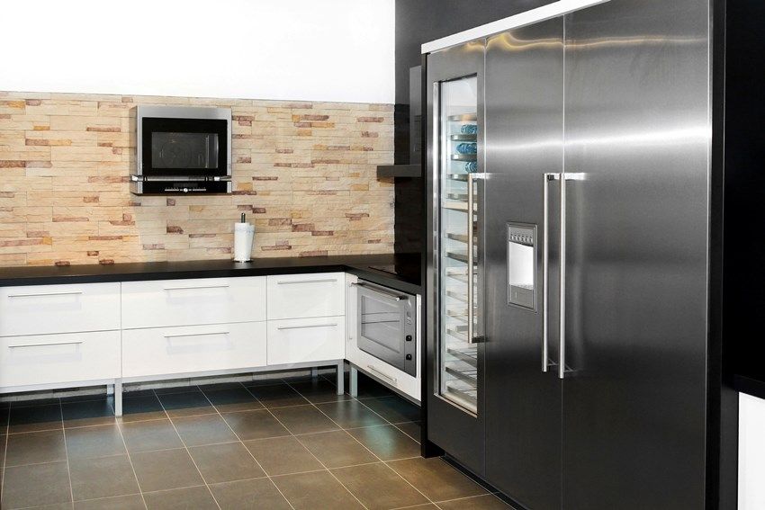 Hladnjak s prozirnim vratima: elegantna jedinica u modernoj kuhinji