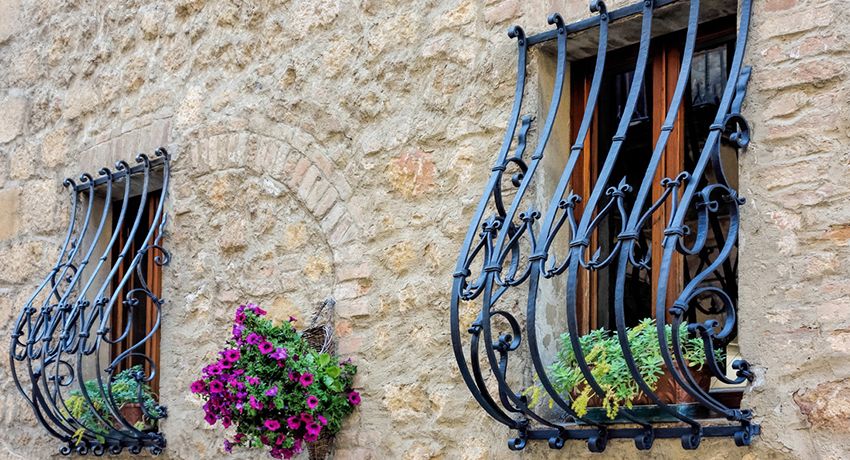 Kovani šipke na prozorima: ukras i pouzdana zaštita kuće