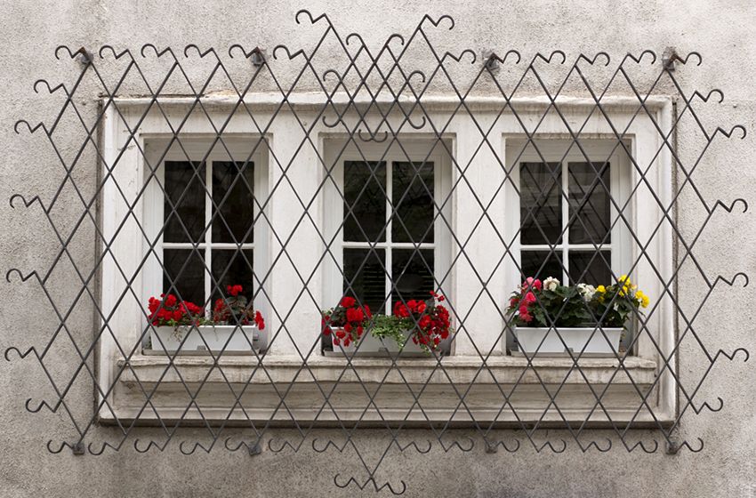Kovani šipke na prozorima: ukras i pouzdana zaštita kuće