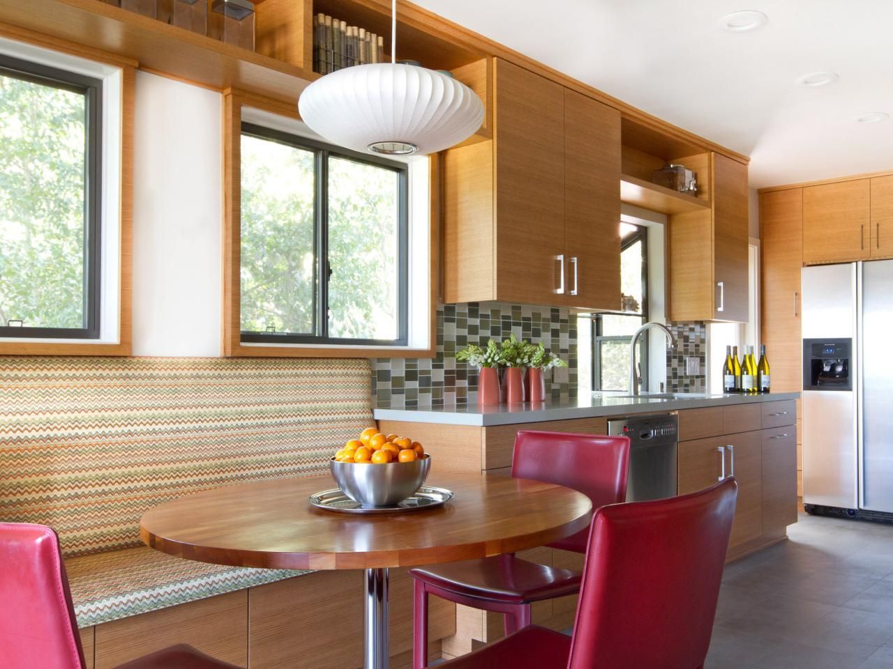Okrugli stol u kuhinji: klasičan naglasak u modernom interijeru