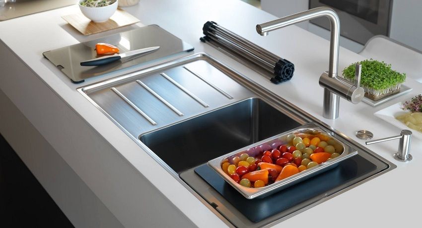 Sudoper za kuhinju od nehrđajućeg čelika: značajke izbora i njegova uloga u interijeru