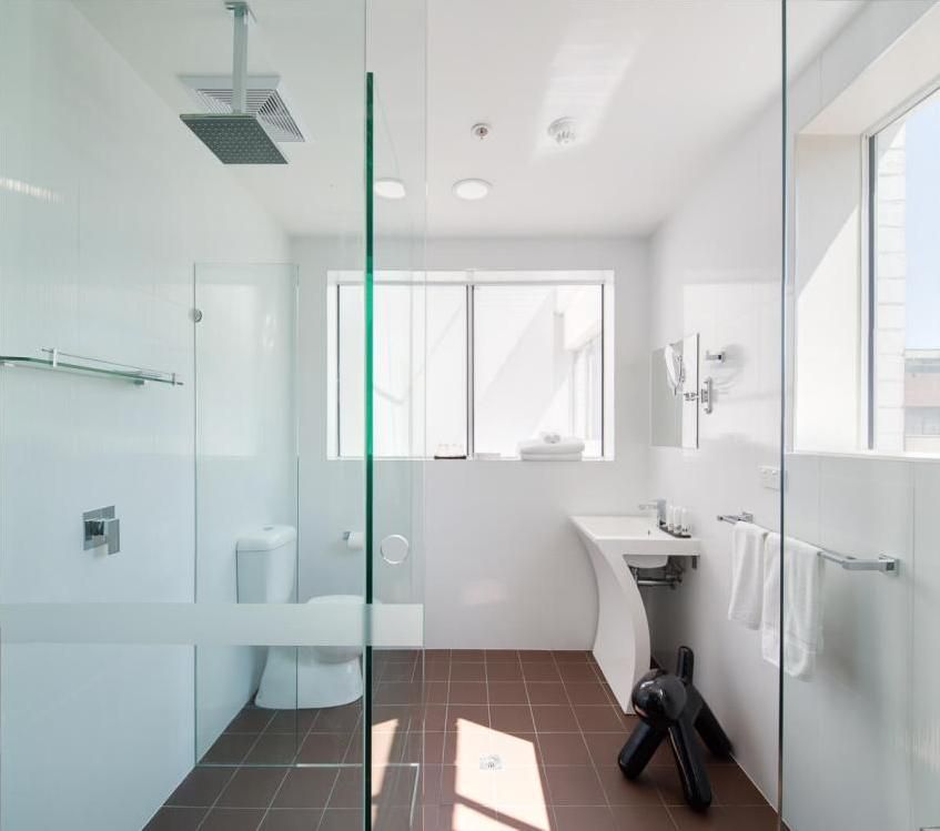 Stretch strop u kupaonici, fotografije gotovih dizajnerskih rješenja