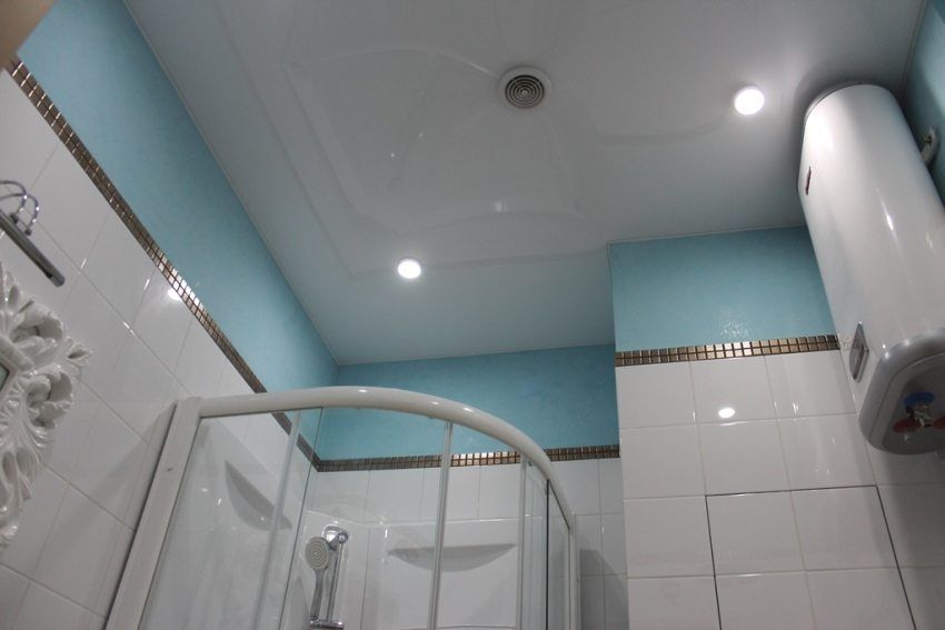 Za i protiv spuštenih stropova u kupaonici: fotografije i savjeti