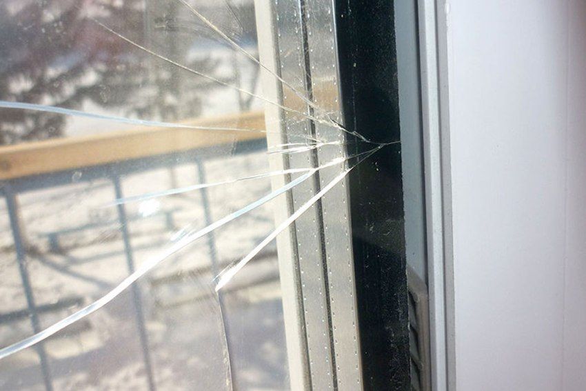 Zašto plastični prozori unutar stana znoja: uzroci i njihovo uklanjanje