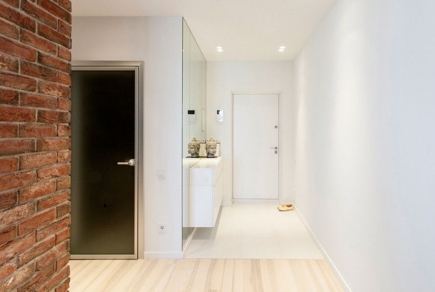 Hodnik u malom hodniku: kako kombinirati udobnost i funkcionalnost