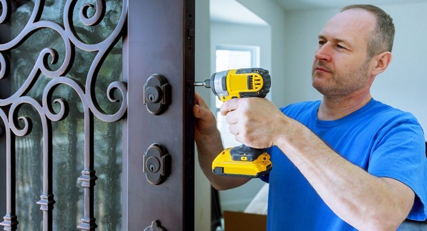 Popravite metalna ulazna vrata: kako popraviti platno