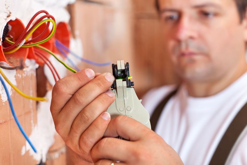 Utičnica: kako spojiti električne priključke bez pomoći stručnjaka
