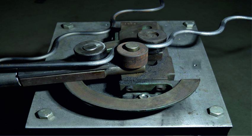 Strojevi za hladno kovanje: kako stvoriti umjetničke elemente od metala