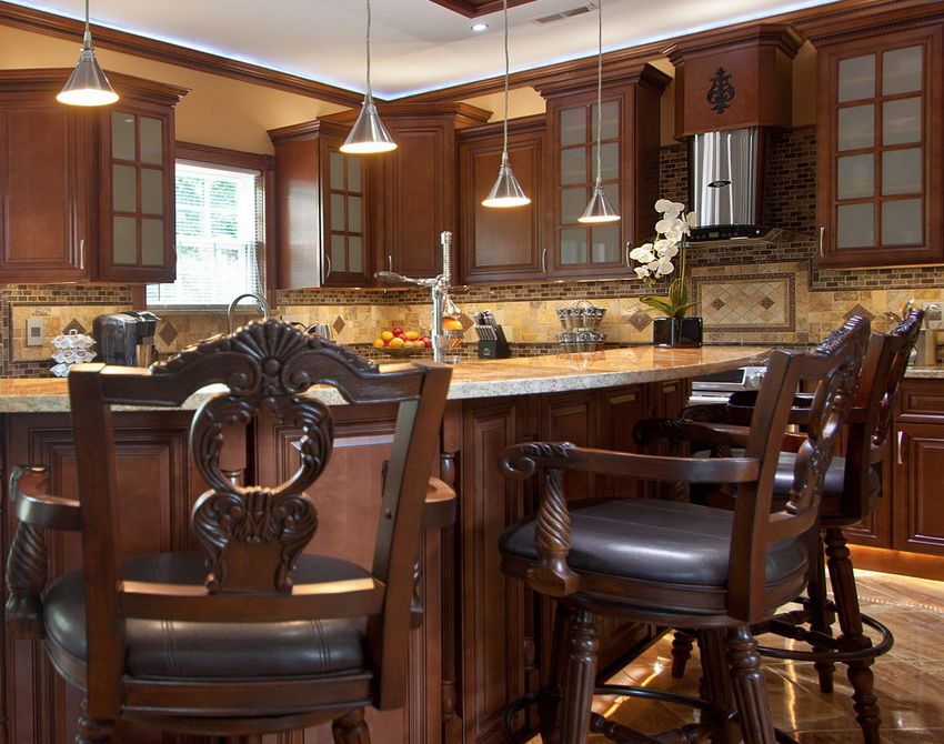Drvene stolice za kuhinju: elegancija u skladu s praktičnošću