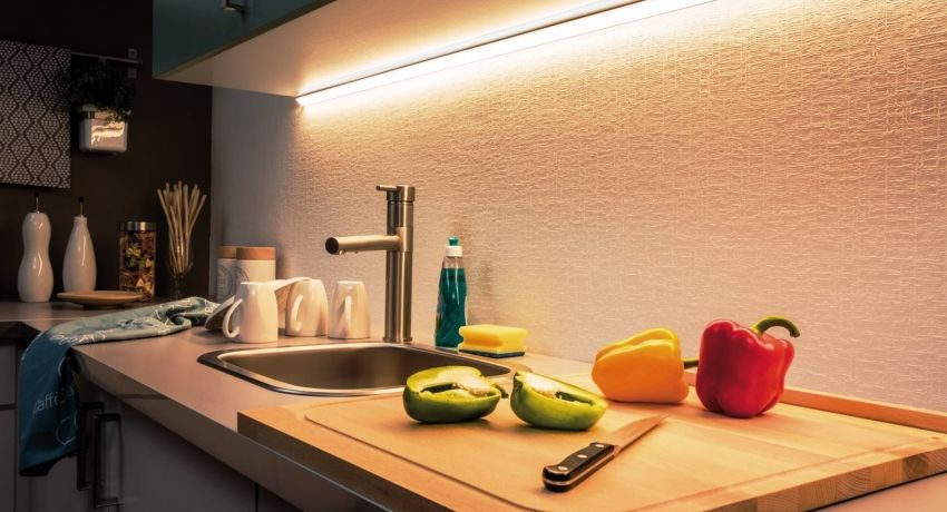 LED rasvjeta za kuhinju ispod ormarića: mogućnosti izbora i ugradnje