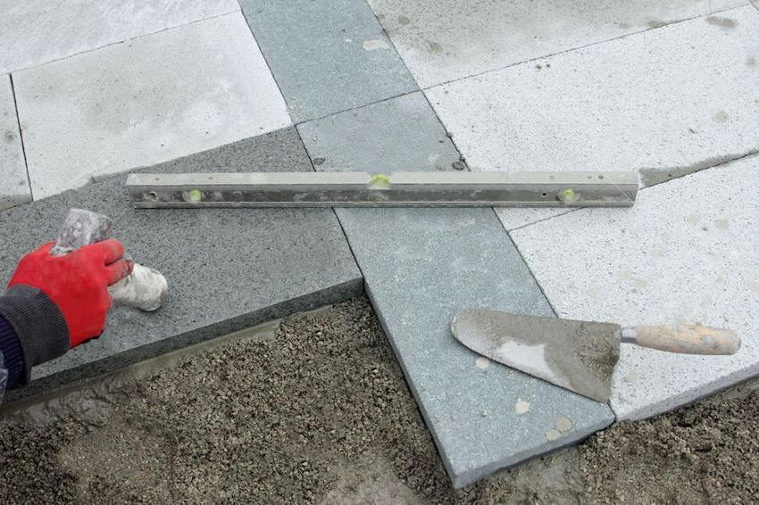 Polaganje popločnih ploča na betonsku podlogu: teorija i praktični savjeti