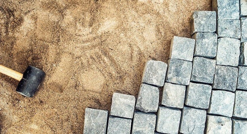 Polaganje kamenih ploča na pijesku: tehnologija i specifičan rad