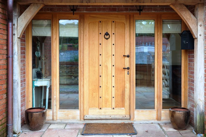 Ulazna drvena vrata za privatnu kuću i stan: pouzdanost i dizajn
