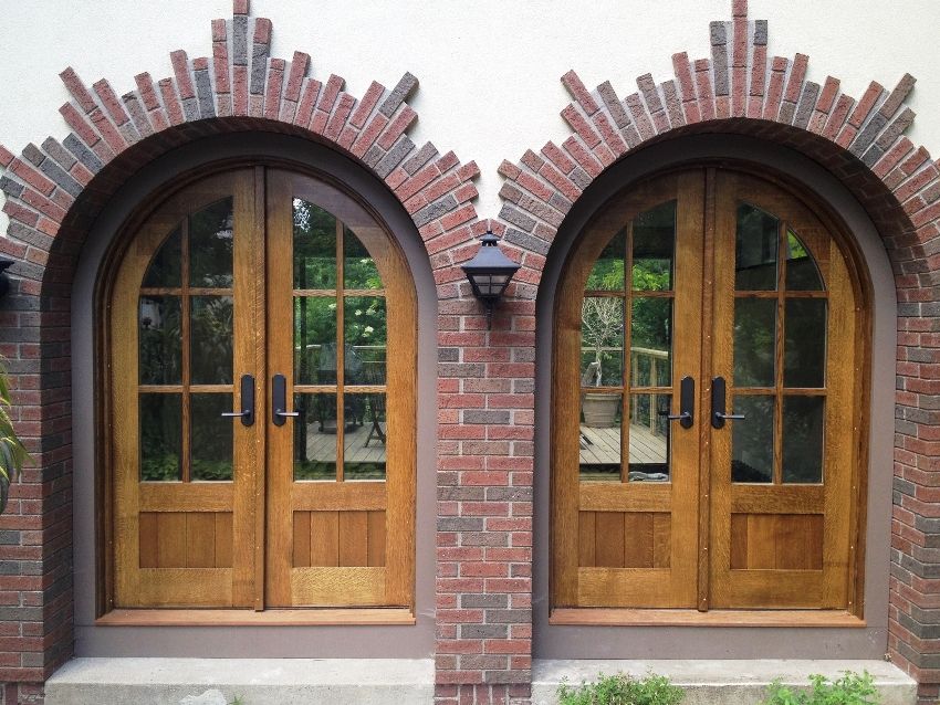 Ulazna drvena vrata za privatnu kuću i stan: pouzdanost i dizajn