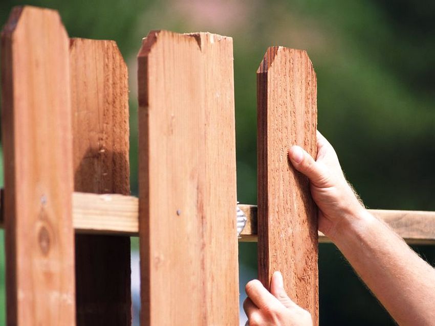 Ograda od drva vlastitim rukama: ukrašavanje granica mjesta