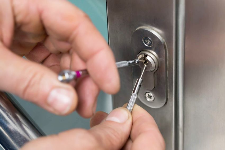 Brava za metalna vrata: izbor pouzdanog uređaja za zaštitu doma